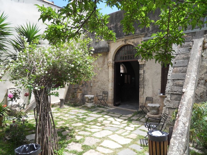 Archaeologisches_Museum_13.JPG